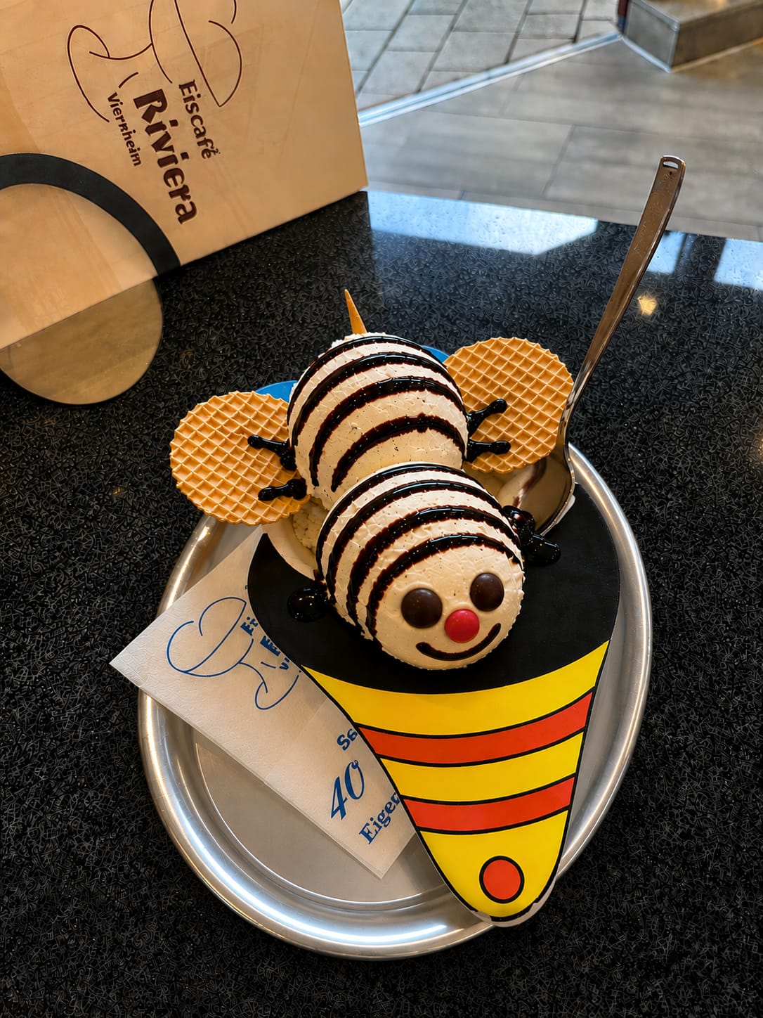 Biene-Maja-Kinderbecher des Eiscafé Riviera